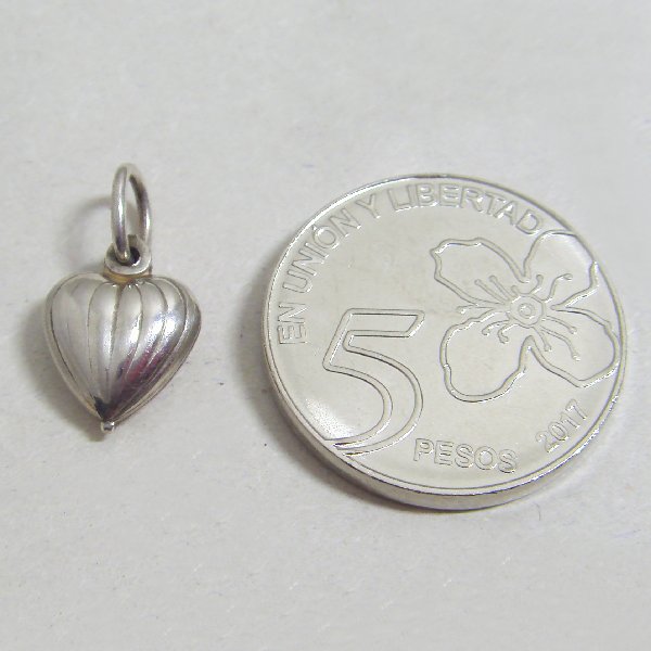 (p1571)Inflated silver pendant, motif stripped heart.